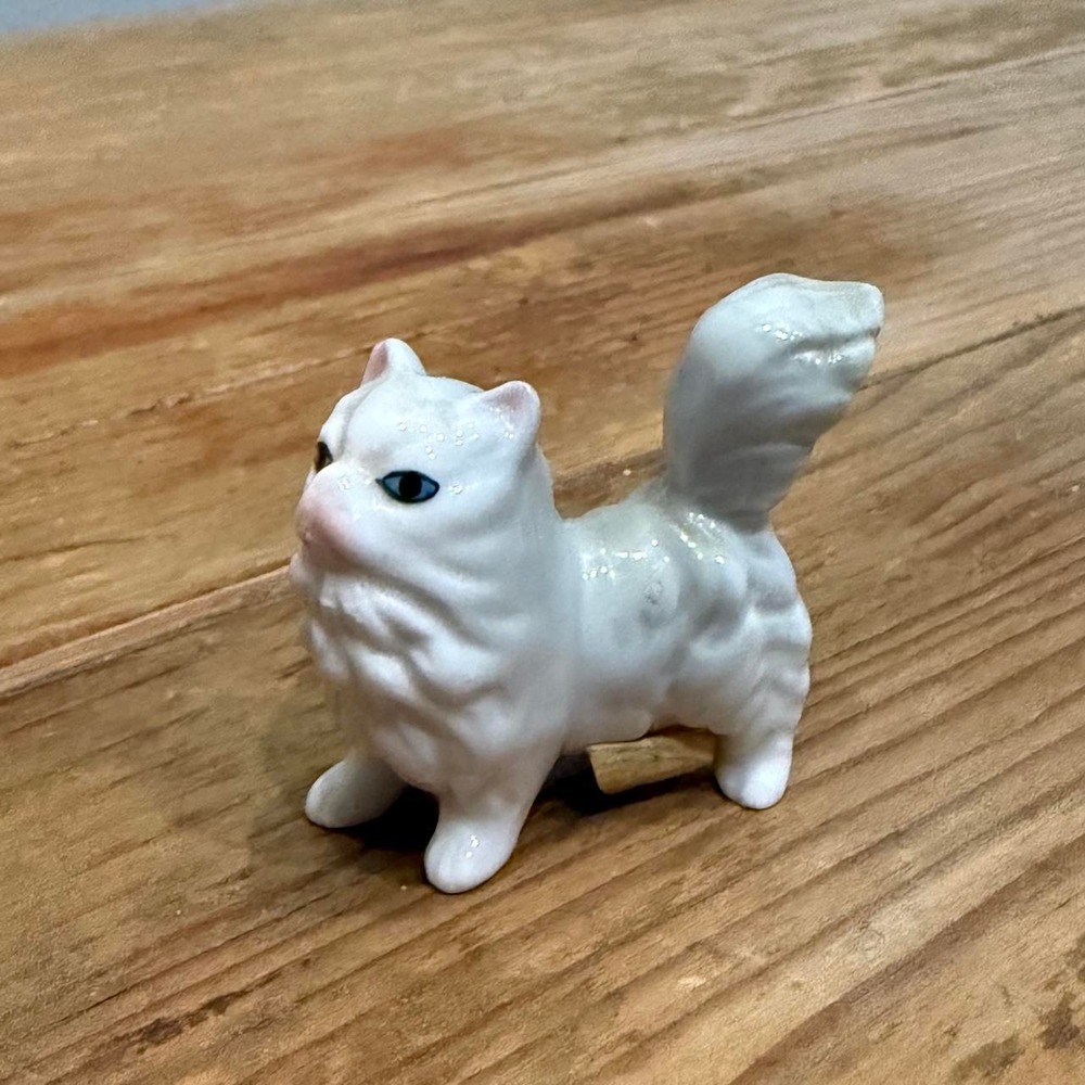 Vintage MSH Imports White Ceramic Persian Himalayan Cat Figurine Blue Eyes Mini